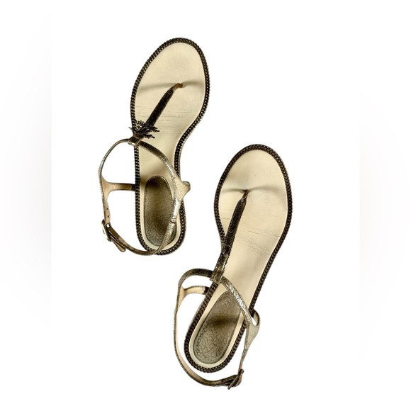 CHANEL Metallic Gold Thong T-Strap Sandals
Made in Italy - Picture 11 of 16